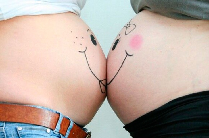 Estudo mostra o motivo de amigas geralmente engravidarem ao mesmo tempo